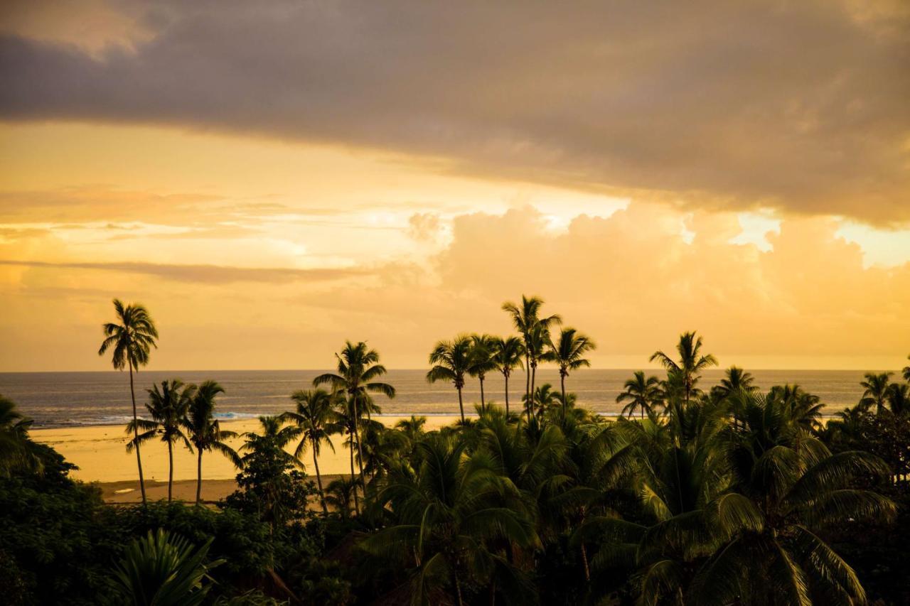 Outrigger Fiji Beach Resort Korotogo Bagian luar foto Sunset at the beach