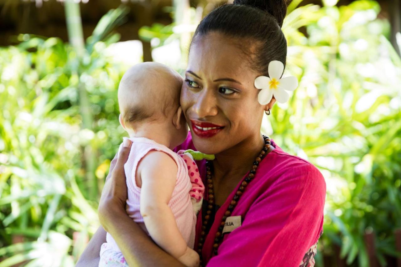 Outrigger Fiji Beach Resort Korotogo Bagian luar foto A mother and child in Samoa