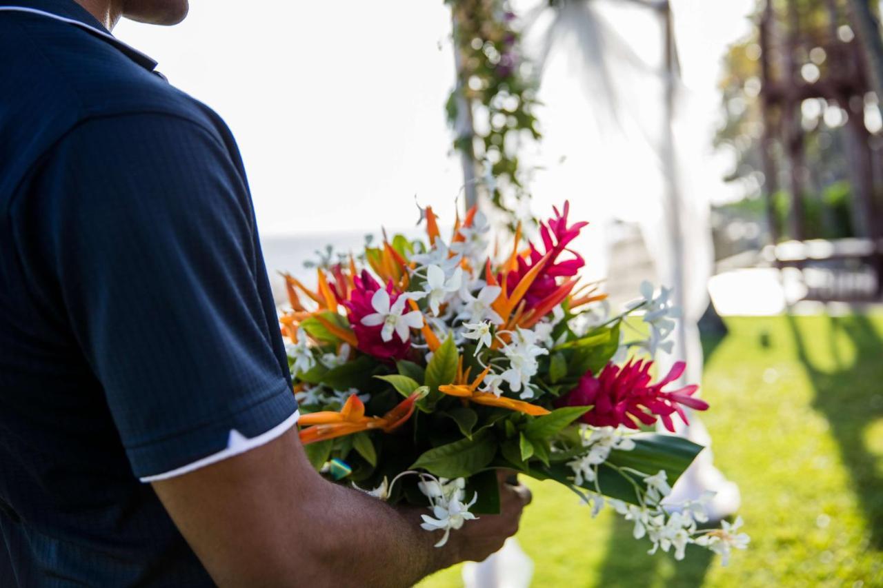 Outrigger Fiji Beach Resort Korotogo Bagian luar foto A bouquet of tropical flowers