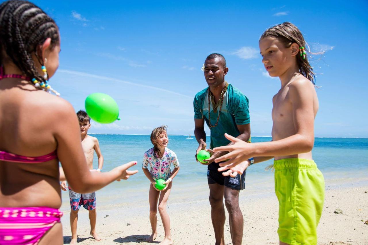 Outrigger Fiji Beach Resort Korotogo Bagian luar foto Children playing with beach balls
