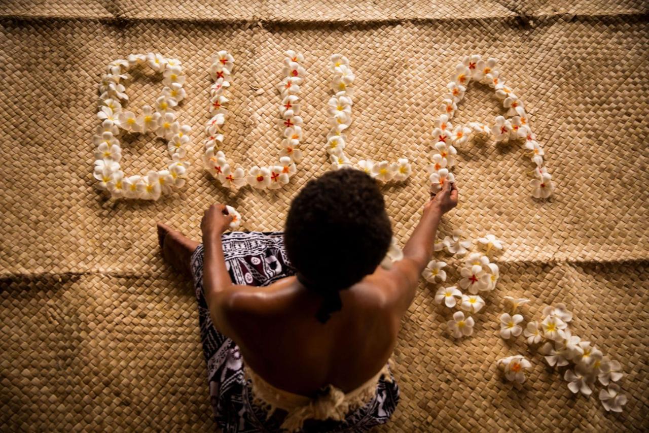 Outrigger Fiji Beach Resort Korotogo Bagian luar foto A Samoan woman weaving a tapa