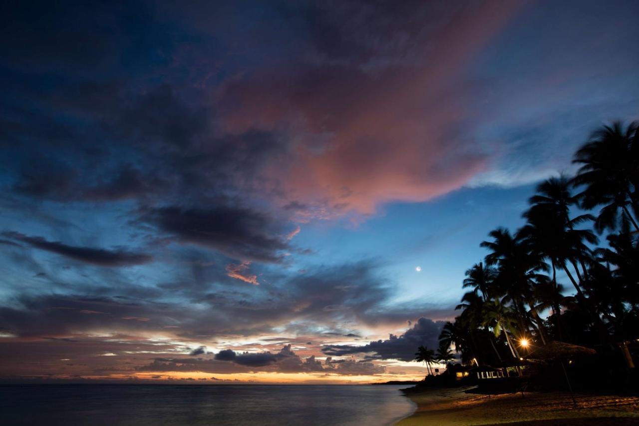 Outrigger Fiji Beach Resort Korotogo Bagian luar foto Sunset at the beach