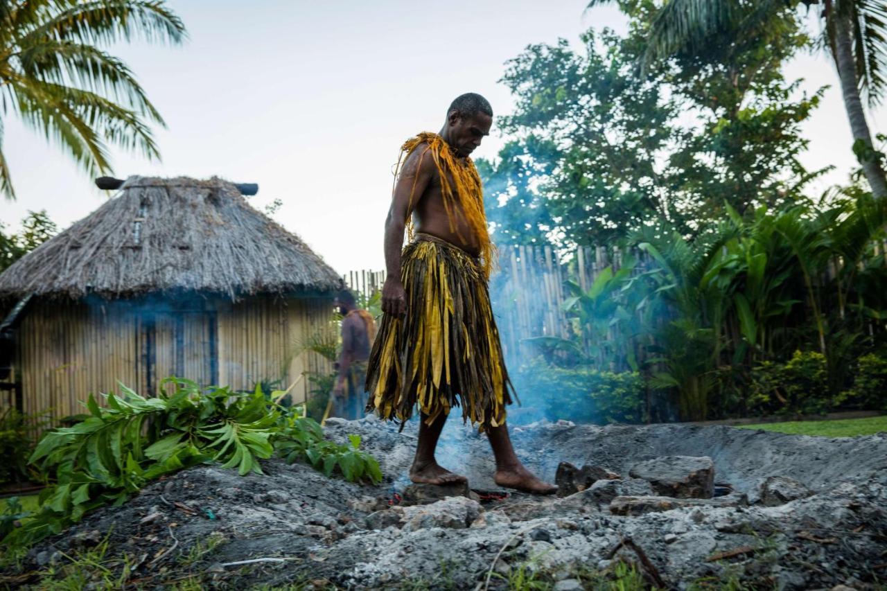 Outrigger Fiji Beach Resort Korotogo Bagian luar foto A man from the village of Malu'a Satu, on the island of American Samoa
