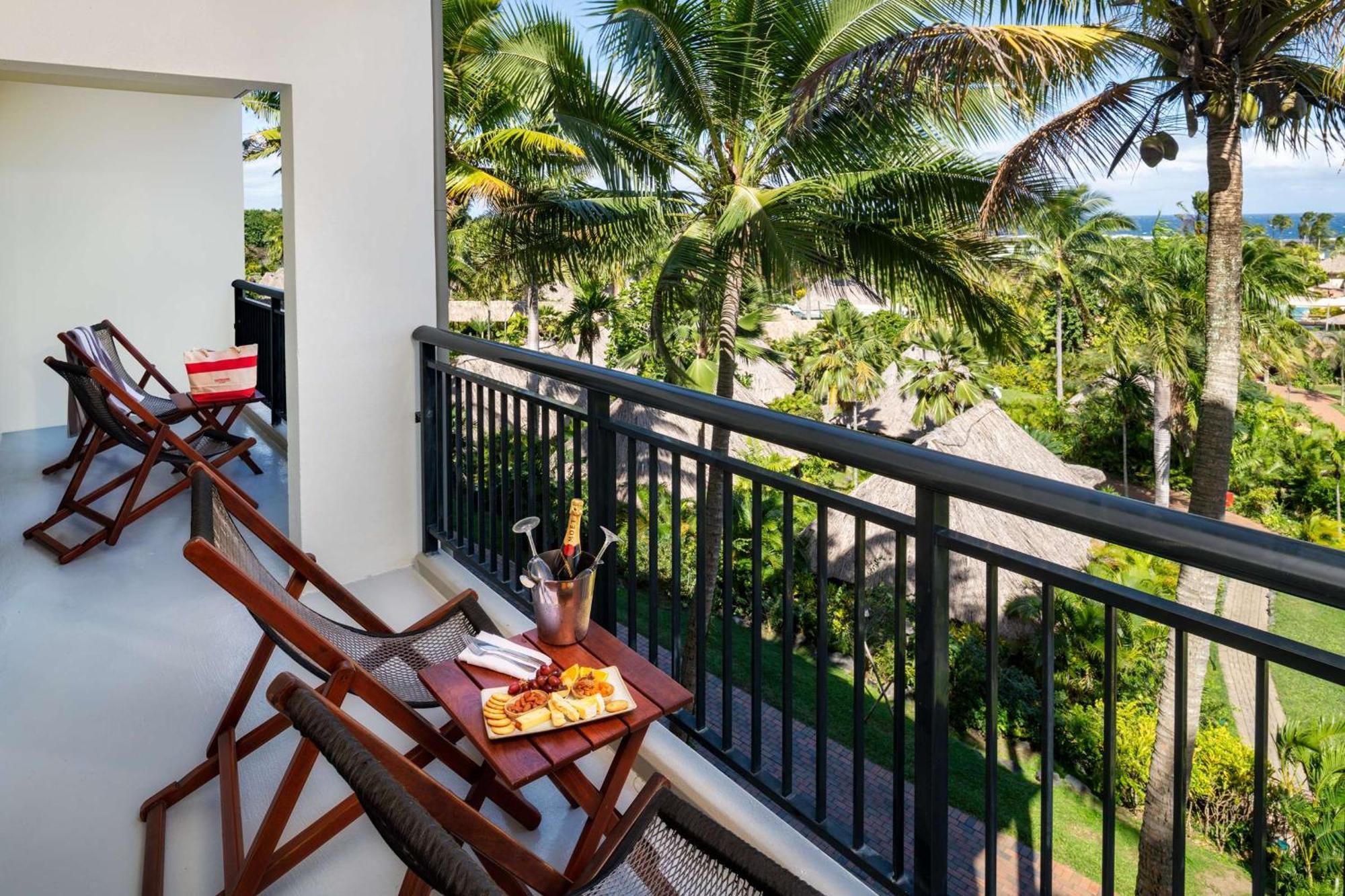 Outrigger Fiji Beach Resort Korotogo Bagian luar foto A balcony