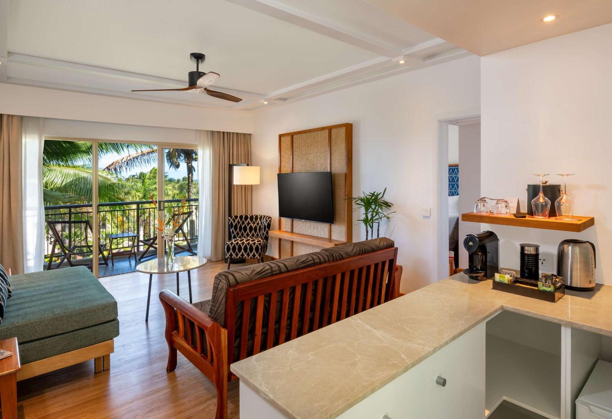 Outrigger Fiji Beach Resort Korotogo Bagian luar foto A suite at the Hilton Maldives