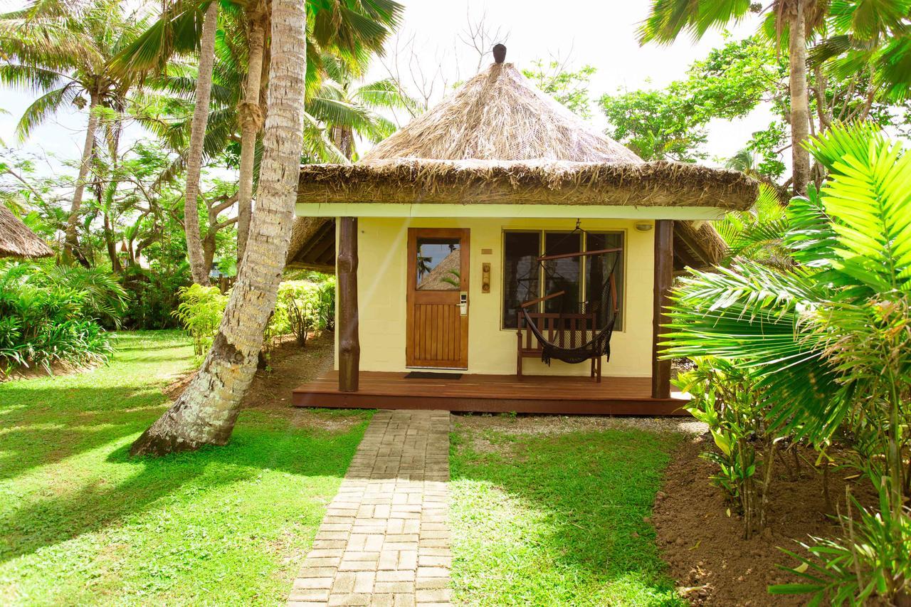 Outrigger Fiji Beach Resort Korotogo Bagian luar foto A bungalow at the resort